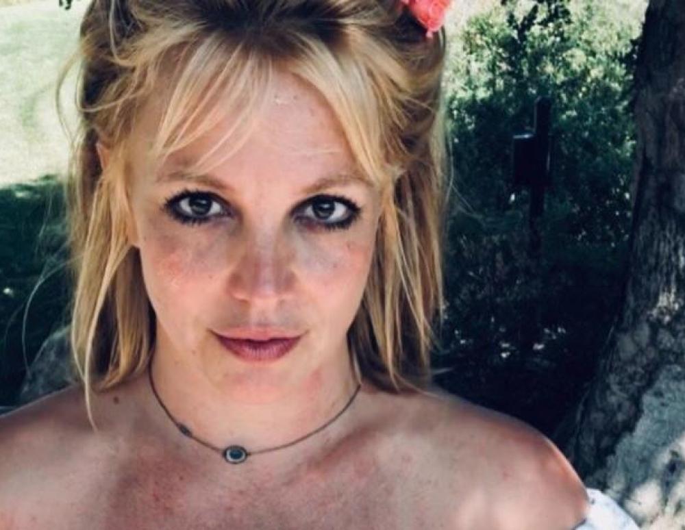 Britney Spears: Κουρεύτηκε και κυλιέται γυμνή στην άμμο - Τα νέα ποστ που προκαλούν ανησυχία (και αμηχανία) (pics)