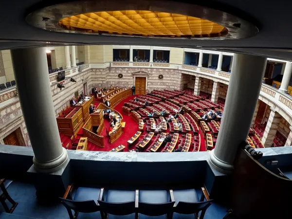 Η σιωπή της αντιπολίτευσης και ο γάμος που αναβάλλεται στα αριστερά