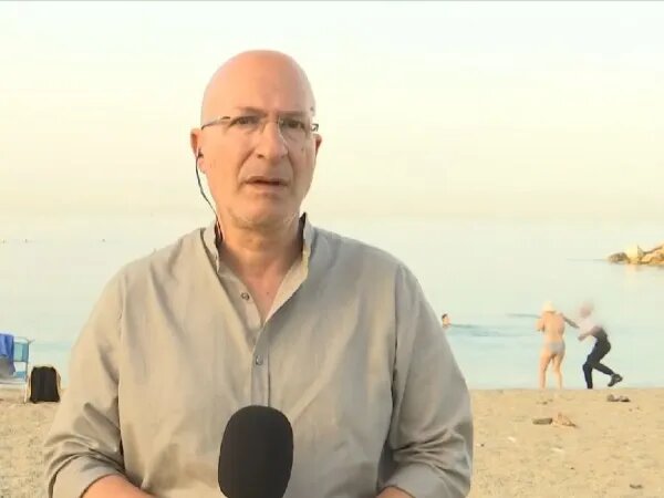 Κλοπή σε ζωντανή μετάδοση: Άνδρας άρπαξε αλυσίδα από τον λαιμό γυναίκας σε παραλία (vid)