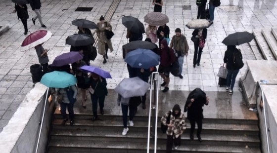 Τσατραφύλλιας για καιρό: «Φθινόπωρο από τα παλιά με ζακέτα και ομπρέλα»