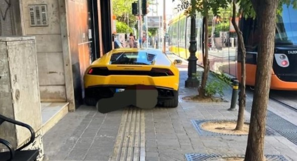 Εξωφρενικό παρκάρισμα στον Πειραιά: Lamborghini πάνω σε πεζοδρόμιο και οδηγό τυφλών