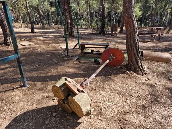 Στο δάσος Χαϊδαρίου υπάρχει ένα υπαίθριο γυμναστήριο φτιαγμένο από κορμούς δέντρων