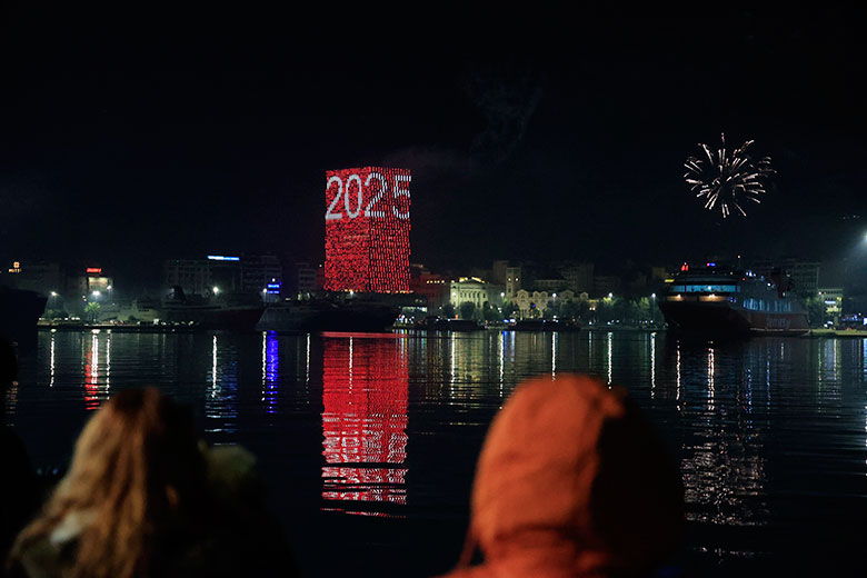 Πρωτοχρονιά στην Ελλάδα - Φωτογραφίες από τους εορτασμούς για την αλλαγή του χρόνου