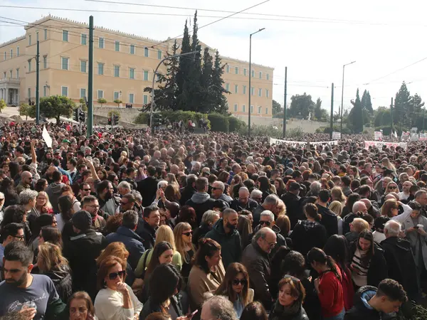 Τα βαθύ τραύμα που άφησαν τα Τέμπη στην κοινωνία και ο κίνδυνος για τη ΝΔ