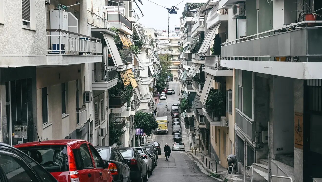 «Για 3 μήνες δεν βλέπουμε ήλιο» - Μέσα στην πιο πυκνοκατοικημένη γειτονιά της Αθήνας