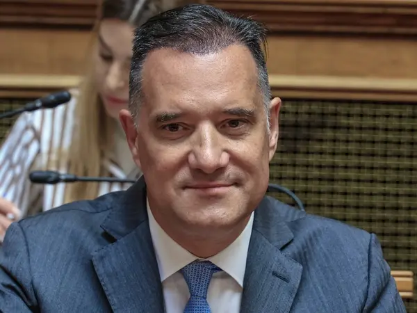 Ο υπουργός που έκανε εμφύτευση μαλλιών πριν τον Άδωνι και τον... ενέπνευσε