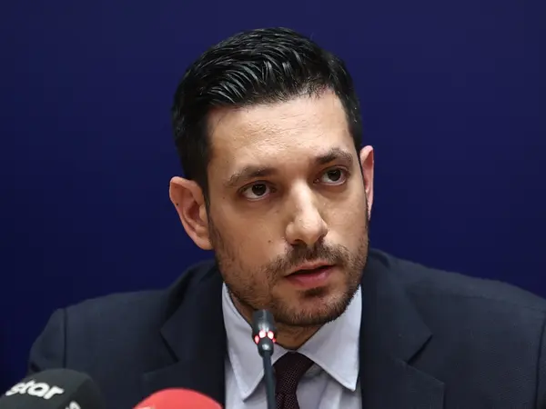 Η φωτογραφία του Κυρανάκη να περιμένει το 608 στη 1 μετά τα μεσάνυχτα