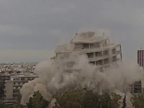 Η παράξενα απολαυστική ανατίναξη του «στοιχειωμένου γίγαντα» της Μεσογείων (vid)