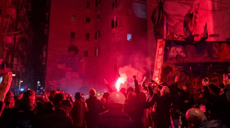 Νάπολη, μια πόλη στο όριο: Βεντέτα, γούρια, απεργία και το όνειρο της 4ης κούπας