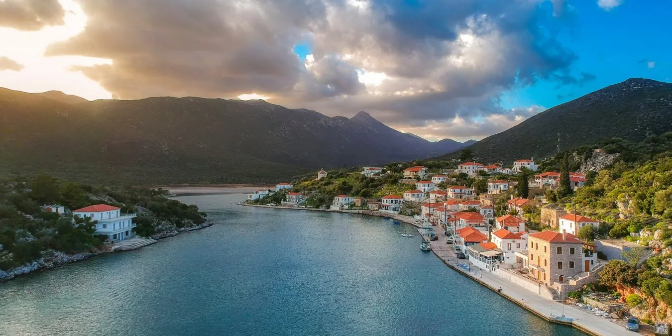5 γραφικά και «άγνωστα» ψαροχώρια της Ελλάδας για γαλήνιες διακοπές