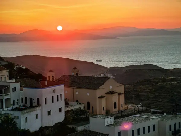 Το μικρό ελληνικό νησί που αποθεώνει η Express ως «Σαντορίνη χωρίς κόσμο»