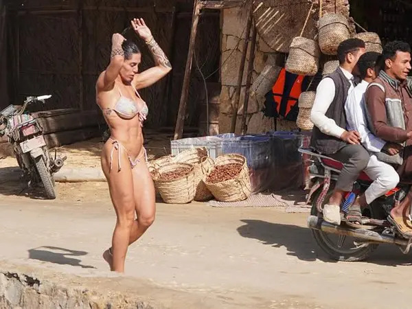Η διάσημη bodybuilder που προπονήθηκε για 10 μέρες στη σκιά των Ταλιμπάν (vid)
