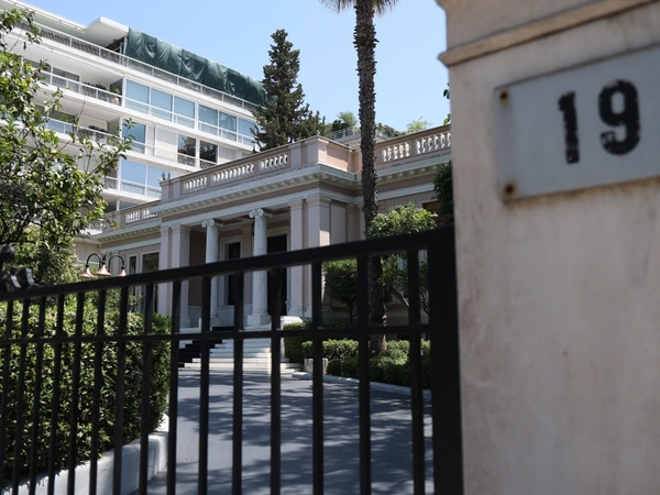 Υπουργός και υφυπουργός στα μαχαίρια και το Μαξίμου προβληματίζεται