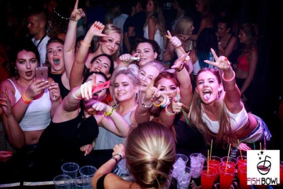 Σάλος στη Ζάκυνθο: Τουρίστες διοργάνωσαν διαγωνισμό στοματικού σεξ σε κοινή θέα (vid)