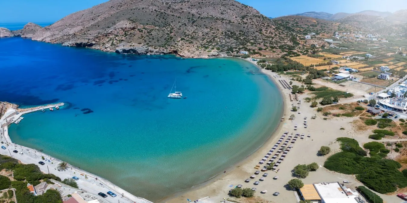 10 παραλίες ιδανικές για οικογένειες σε 10 νησιά των Κυκλάδων