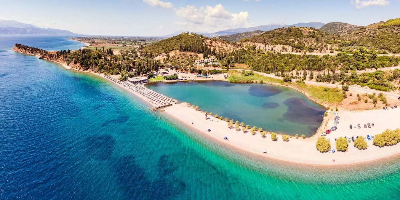 Διακοπές σαν σε νησί στο χωριό με τη «γαλάζια λίμνη»