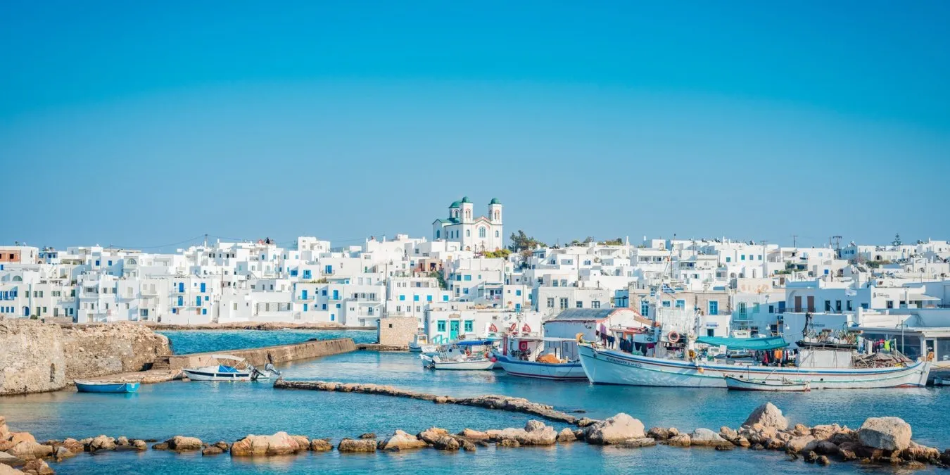 Το νησί που κλείνει όλες τις Κυκλάδες μέσα του