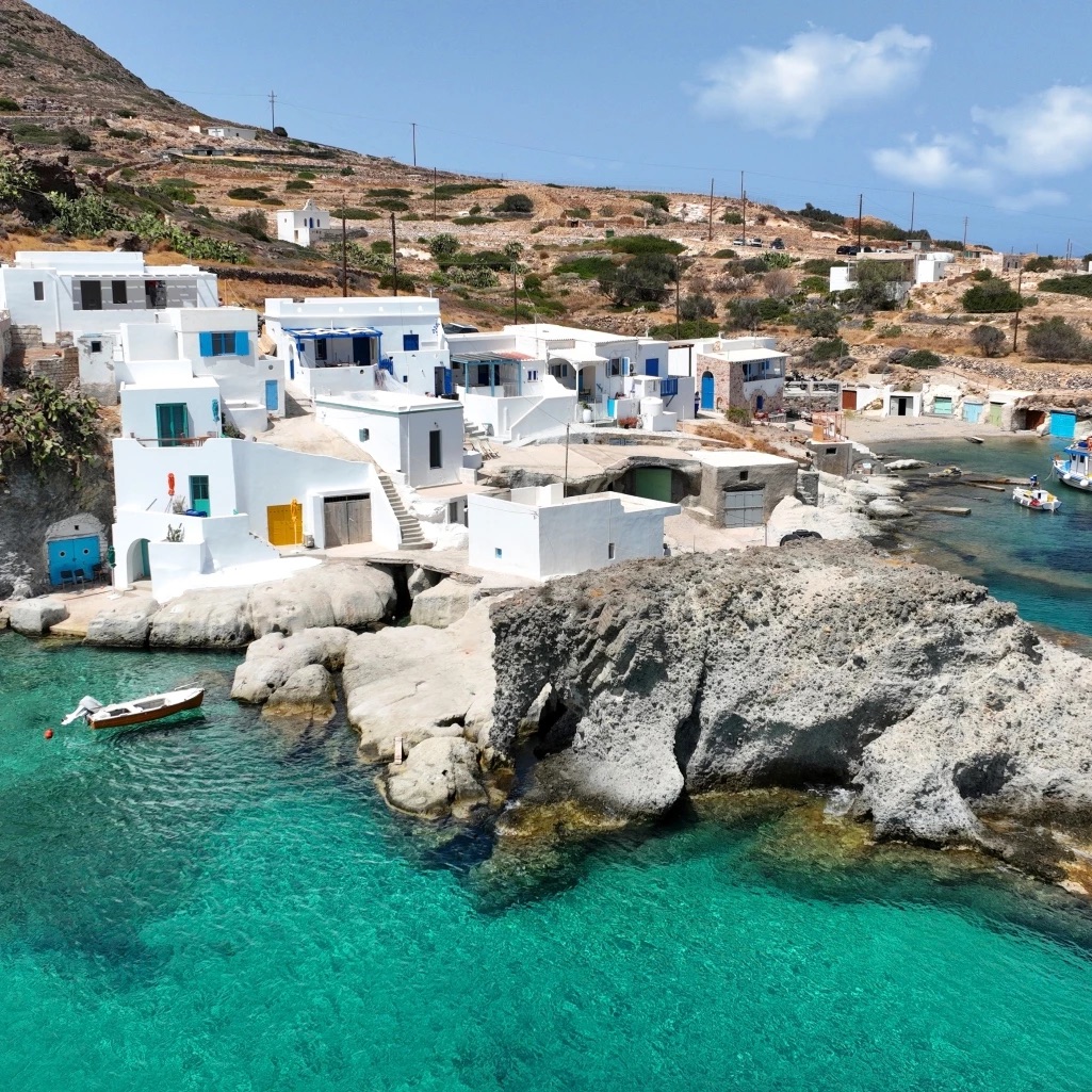 Ξέχνα το Σαρακίνικο - 5 παραλίες των Κυκλάδων βγαλμένες από άλλο πλανήτη