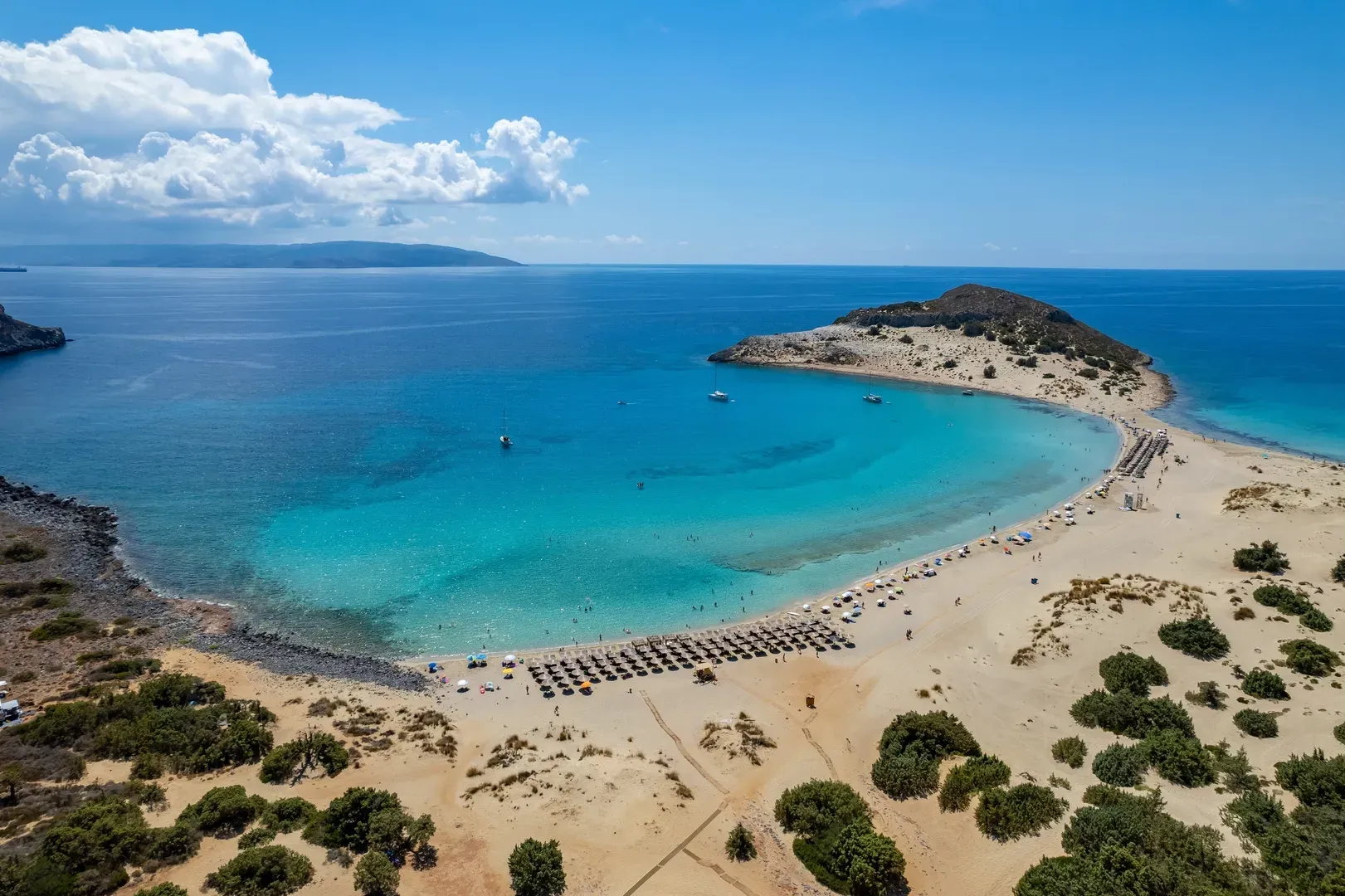 Το σμαραγδένιο νησί της Πελοποννήσου με τις παραδεισένιες παραλίες