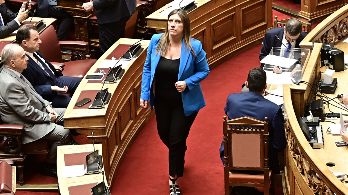 Tο σόου της Ζωής στη Βουλή, με τις δημοσκοπήσεις να την ανεβάζουν άλλο