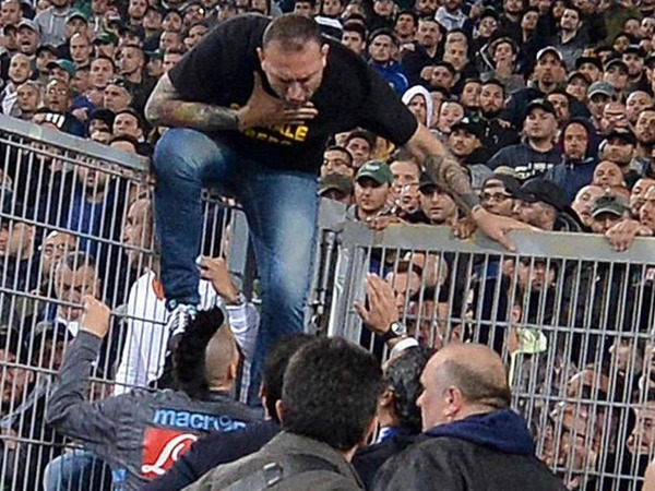 Ο αρχηγός των Ultras που χωρίς την άδειά του δεν ξεκινάει o αγώνας (vid)