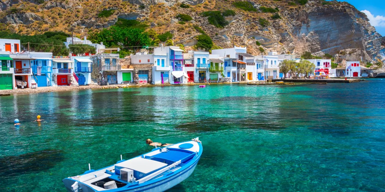 Τα πολύχρωμα ψαροχώρια της Μήλου: Βγαλμένα από καρτ ποστάλ μίας άλλης εποχής