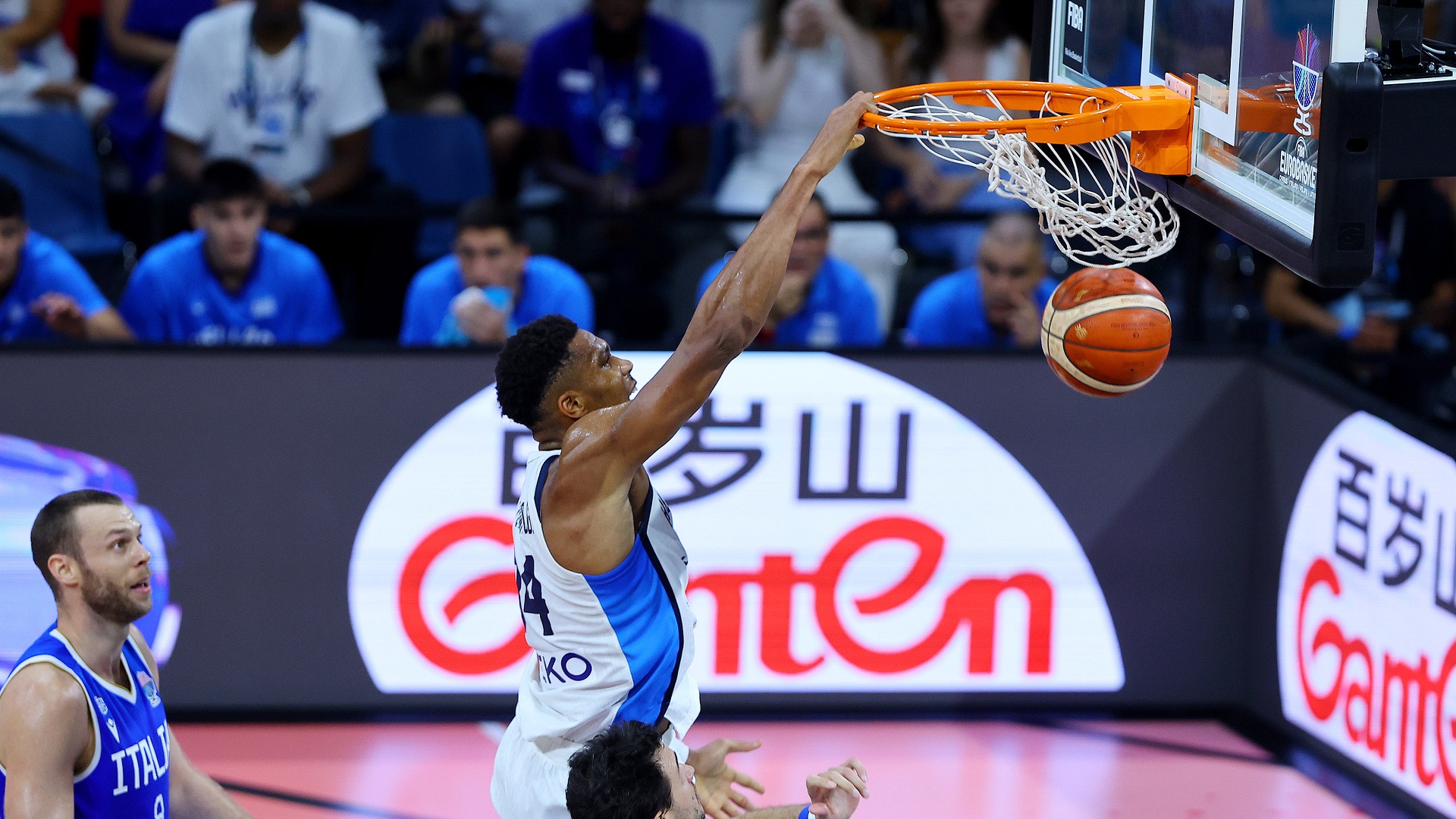 Eurobasket 2025: Μία νύχτα αγαπησιάρικης αλητείας