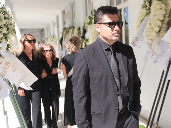 Συγκίνηση στην κηδεία του Δημήτρη Κωνσταντάρα: Ποιοι έδωσαν το παρών (vid)