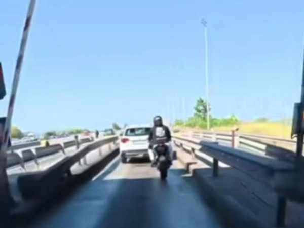 Μηχανόβιος περνάει τα διόδια τσάμπα αλλά τρώει την μπάρα στο κεφάλι: «Θα σκοτωθείς για 2 ευρώ» (vid)