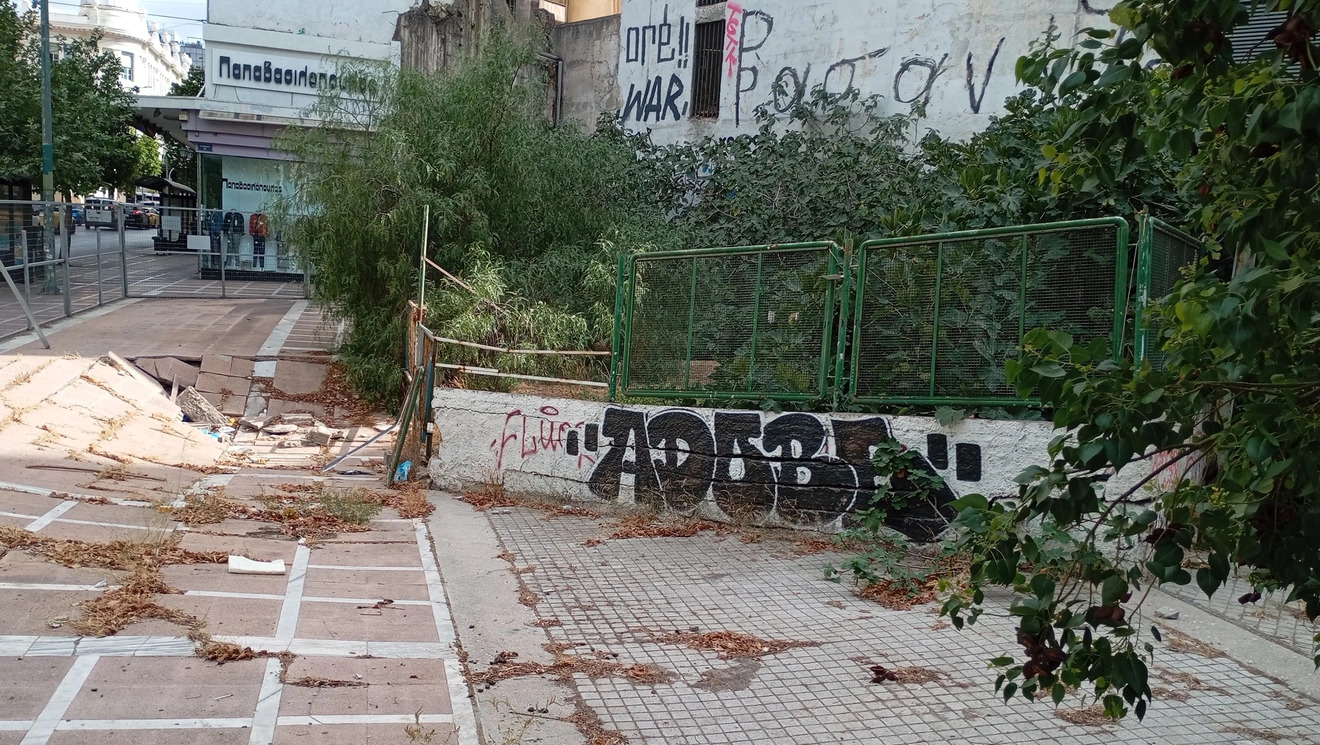 Η μικρή «ζούγκλα» στο κέντρο της Αθήνας: 45 χρόνια εγκατάλειψης σε ένα από τα πιο πολυσύχναστα σημεία