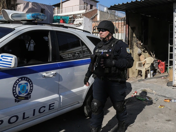 Ξεσηκωμός Ρομά για τους αστυνομικούς σε οικισμούς: «Θα πάμε στο Σύνταγμα με λεωφορεία» (vid)