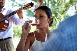 9 μύθοι για το αλκοόλ που πρέπει να σταματήσεις να πιστεύεις