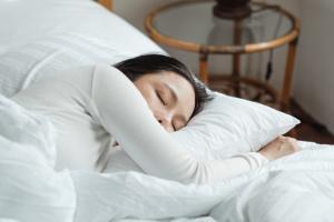 Ύπνος: Γιατί οι ειδικοί συμβουλεύουν να κοιμόμαστε με ανοιχτή την πόρτα