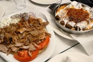 Ελληνικό εστιατόριο κατέκτησε την πρώτη θέση σε βραβεία για το καλύτερο takeaway φαγητό στην Αγγλία: Ο γύρος έχει κλέψει τις καρδιές των Βρετανών (vid)