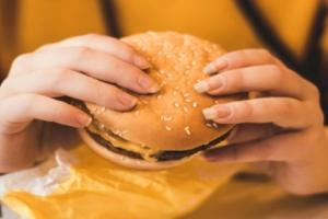 Αυστραλός αγόρασε ένα μπέργκερ από τα McDonald's το 1995 και δεν το έφαγε: Τριάντα χρόνια μετά το έχει κρατήσει για να δει τι θα συμβεί