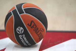 Euroleague: Δεν πάτησε γραμμή ο Νίμπο, σωστό το τζάμπολ, παράβαση στην επαναφορά ο Σατοράνσκι