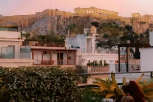 Οι ταράτσες της Αθήνας: 7 στέκια για καφέ, φαγητό και δροσερά κοκτέιλ με θέα