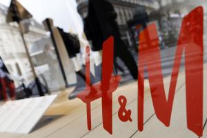 Tι απαντά η H&M στο «λουκέτο» και το πρόστιμο της ΑΑΔΕ για τις αποδείξεις