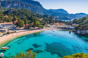 Το ελληνικό νησί που είναι υπέροχο για διακοπές τον Ιούνιο