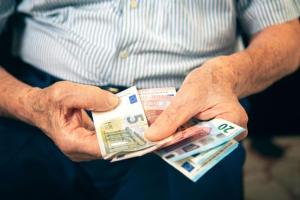 Ανατροπή με τις συντάξεις Αυγούστου - Ποιοι πάνε νωρίτερα ταμείο