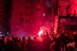 Νάπολη, μια πόλη στο όριο: Βεντέτα, γούρια, απεργία και το όνειρο της 4ης κούπας