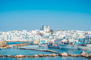 Το νησί που κλείνει όλες τις Κυκλάδες μέσα του