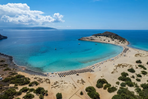 Το σμαραγδένιο νησί της Πελοποννήσου με τις παραδεισένιες παραλίες