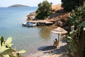 7 «ψαγμένα» ελληνικά νησιά για διακοπές μακριά από τα πάντα