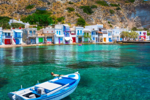 Τα πολύχρωμα ψαροχώρια της Μήλου: Βγαλμένα από καρτ ποστάλ μίας άλλης εποχής