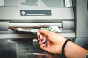 Πότε ξεκινούν οι δωρεάν αναλήψεις από τα ΑΤΜ των τραπεζών