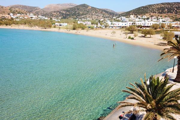 Σύρος: Οδηγός για τις εντυπωσιακές παραλίες του νησιού με τα κρυστάλλινα νερά
