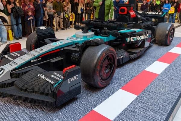 Ζήσε την απόλυτη F1 εμπειρία με το LEGO® Mercedes-AMG Petronas F1® μονοθέσιο των Αντονέλι και Ράσελ